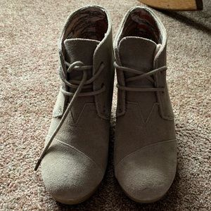 TOMS Womens Desert Wedge Boot Taupe Suede Size 7.5